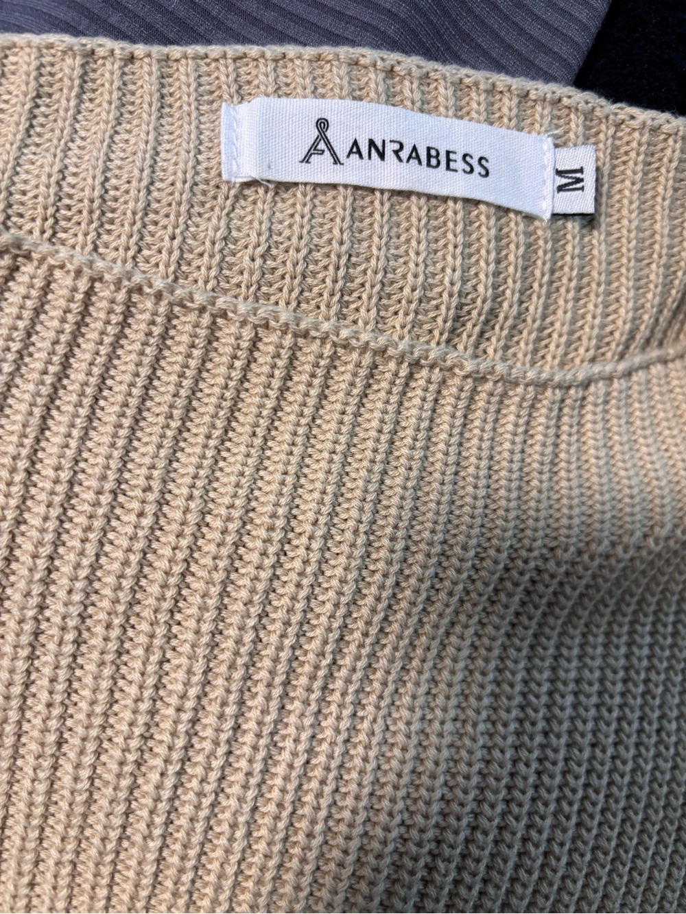 Sweater size medium - Picture 4 of 5